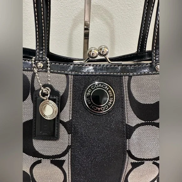 Like New Coach Signature Caryall F19190 with Kisslock and matching wristlet - Picture 5 of 15